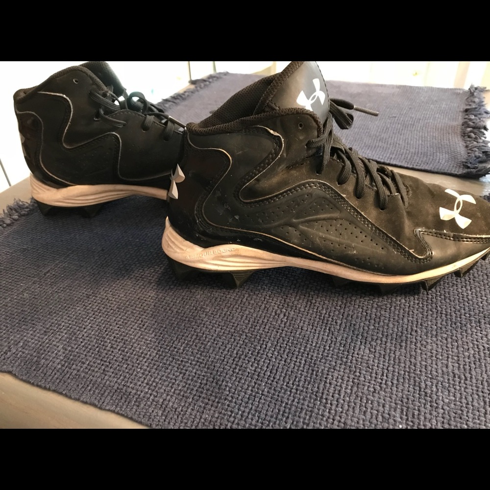 Under Armour football cleats boys size 5